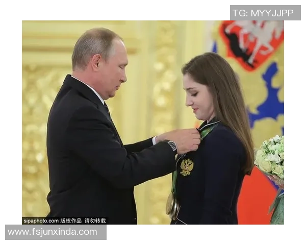 普京亲自为足球明星颁奖展现体育精神与国家荣誉的完美结合