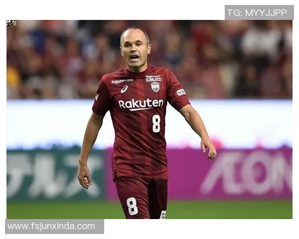 足球明星在社交媒体上分享的广告视频引发热议，展现运动与时尚的完美结合